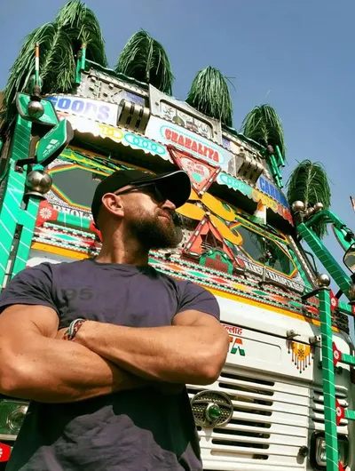 Ciężarówką Przez Indie (2025) (Sezon 1) PL.1080p.WEB-DL.x264-BRX | Produkcja Polska